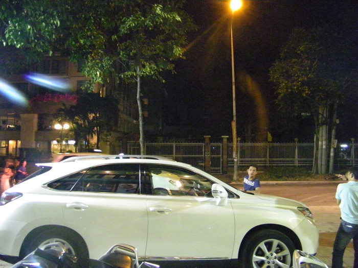 Người tài xế của Mr Đàm đang dõi mắt trông, ngóng “sếp” của mình bước ra.