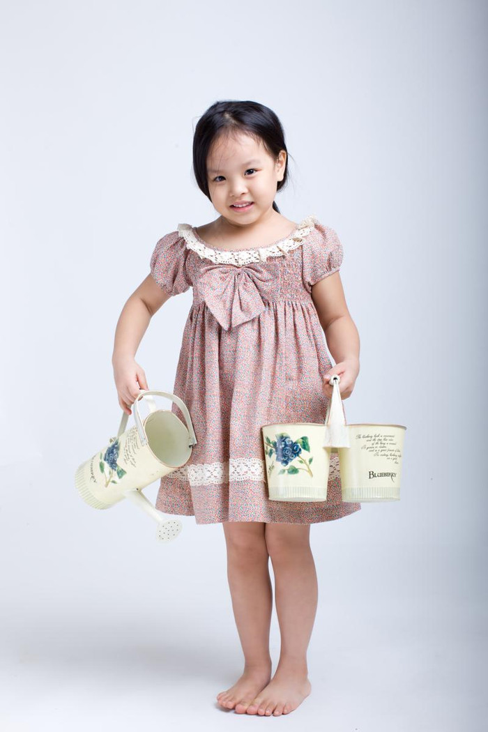 Suli Gia Hân tỏ ra là một cô chị có tính sôi động giống bố.