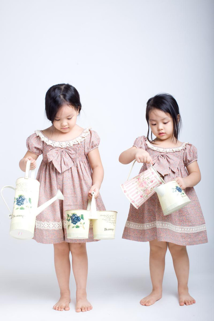 Còn nhạc sĩ Minh Khang dạy hai “công chúa” tính tự lập.