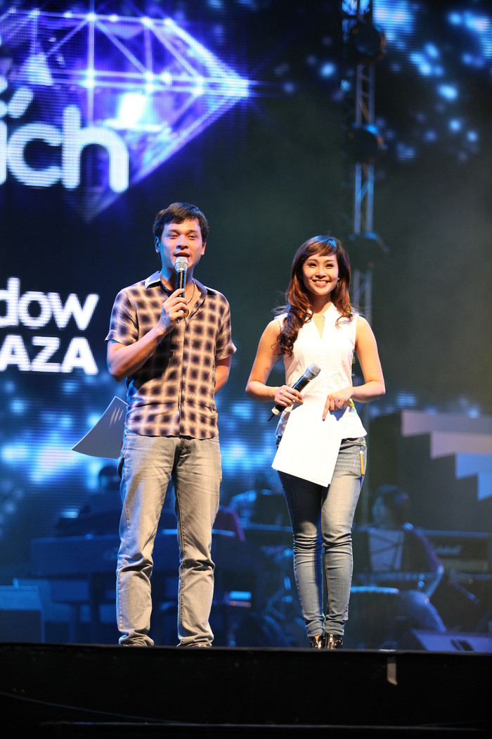 Hai MC xâu chuỗi chương trình tối nay: Danh Tùng và Thùy Linh.