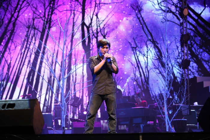 Tô Minh Thắng cũng diễn tập ca khúc Ký ức mùa đông (sáng tác: Thành Vương) lần cuối.