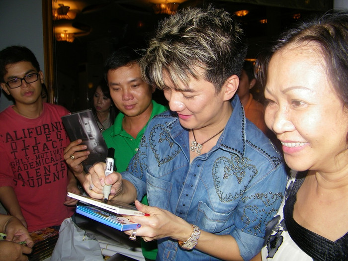 1h30 sáng, Mr Đàm nói lời từ biệt khán giả. Khi chuẩn bị bước ra xe, anh bị bao vây bởi đám đông người hâm mộ. Mr Đàm cố nén lại giây lát, ký tên tặng album “Chúc xuân – Bên em mùa xuân” vừa mới phát hành.