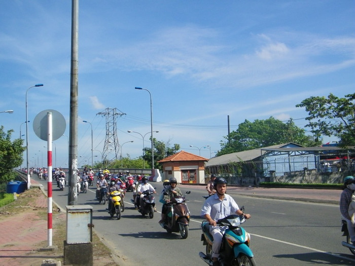 Lao động các tỉnh miền Đông và các tỉnh phía Bắc vào TP.HCM qua cửa ngõ cầu Bình Triệu.