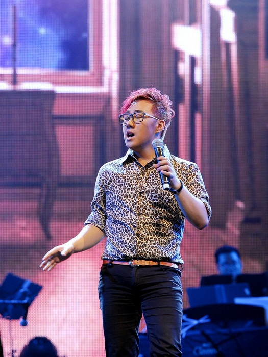 Không có ngoại hình bắt mắt, Trung Quân đã cố tình chinh phục khán giả bằng phần nghe qua ca khúc Chiếc đi văng, một sáng tác của Phạm Hải Âu. Giọng hát baritone của Trung Quân khá tốt trong tiếng guitar điện dặt dìu. Không có ngoại hình bắt mắt, Trung Quân đã cố tình chinh phục khán giả bằng phần nghe qua ca khúc Chiếc đi văng, một sáng tác của Phạm Hải Âu. Giọng hát baritone của Trung Quân khá tốt trong tiếng guitar điện dặt dìu.