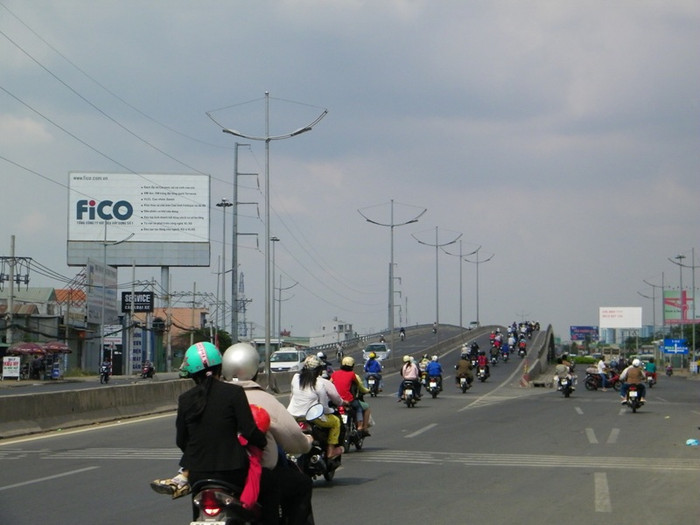 Quốc lộ 1A nối liền TP.HCM và các tỉnh đồng bằng sông Cửu Long đã bắt đầu lưa thưa xe của lao động ngoại tình về lại TP.HCM.