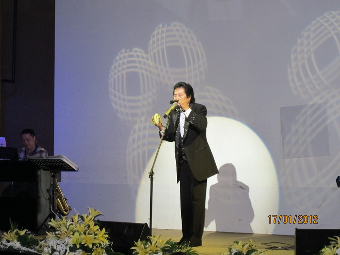 Nghệ sĩ Tòng Sơn với màn trình diễn độc đáo: Vừa... ăn chuối vừa thổi kèn harmonica.