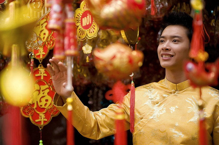 Trong ngày đầu xuân, Hồ Đức Vĩnh một mình dạo phố, đi chùa xin lộc. Trong ngày đầu xuân, Hồ Đức Vĩnh một mình dạo phố, đi chùa xin lộc.