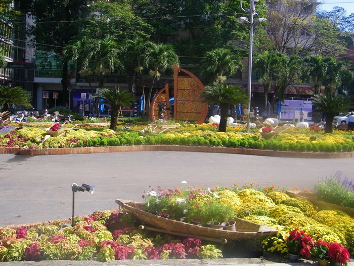 Con đường dài đủ các loại hoa, đủ màu sắc, lộng lẫy khoe sắc. Con đường dài đủ các loại hoa, đủ màu sắc, lộng lẫy khoe sắc.