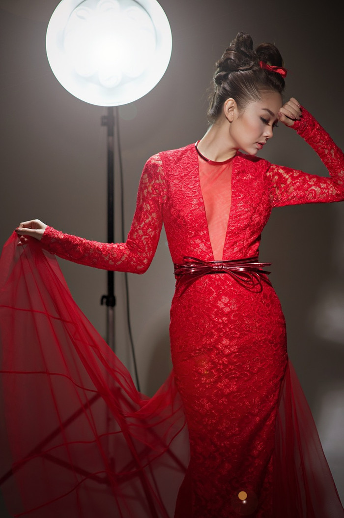 Chiếc váy làm bằng chất liệu ren phủ lớp voan mỏng, theo từng cơn gió tung bay, ôm sát cơ thể với những đường cong quyến rũ…