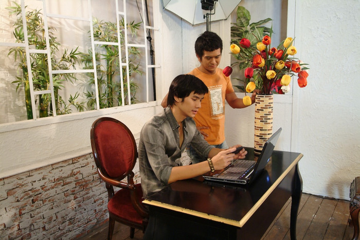 Trước khi thi vào trường Đại học Mỹ Thuật, Phi Du có thời gian lêu lỏng, ăn chơi đàn đúm, chơi bời. Anh vô tình gặp Bòn (Hùng Thuận), một người bạn đồng hương từ thuở nhỏ. Bòn đã ra sức giúp đỡ và động viên Phi Du lấy lại “thăng bằng” cuộc sống. Trước khi thi vào trường Đại học Mỹ Thuật, Phi Du có thời gian lêu lỏng, ăn chơi đàn đúm, chơi bời. Anh vô tình gặp Bòn (Hùng Thuận), một người bạn đồng hương từ thuở nhỏ. Bòn đã ra sức giúp đỡ và động viên Phi Du lấy lại “thăng bằng” cuộc sống.