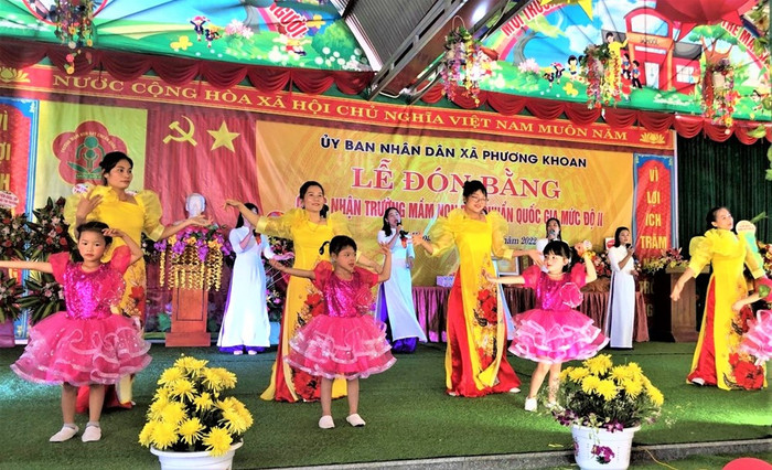 Niềm vui của cô trò trường Mầm non Phương Khoan, huyện Sông Lô trong ngày đón Bằng công nhận chuẩn quốc gia mức độ 2, tháng 7/2022. Ảnh: Sở GD&ĐT Vĩnh Phúc Niềm vui của cô trò trường Mầm non Phương Khoan, huyện Sông Lô trong ngày đón Bằng công nhận chuẩn quốc gia mức độ 2, tháng 7/2022. Ảnh: Sở GD&ĐT Vĩnh Phúc