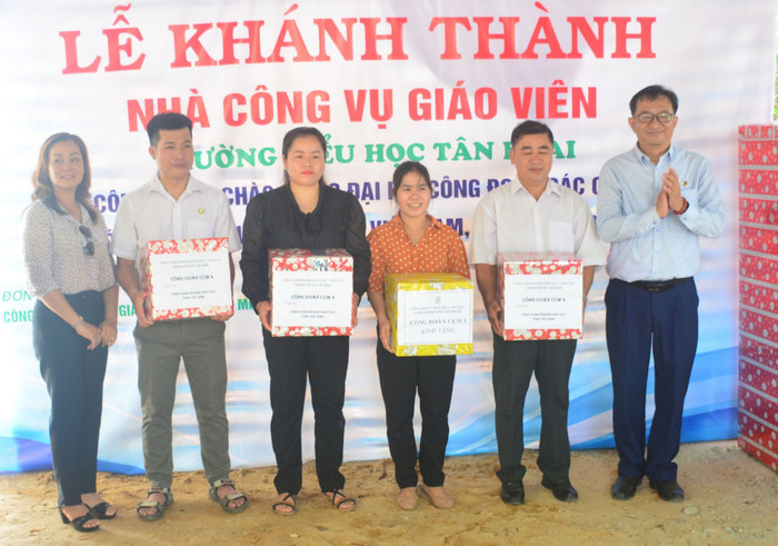 Giáo viên vùng sâu huyện Tân Biên (Tây Ninh) nhận quà tặng nhân lễ bàn giao nhà công vụ. Ảnh: Báo Tây Ninh Giáo viên vùng sâu huyện Tân Biên (Tây Ninh) nhận quà tặng nhân lễ bàn giao nhà công vụ. Ảnh: Báo Tây Ninh