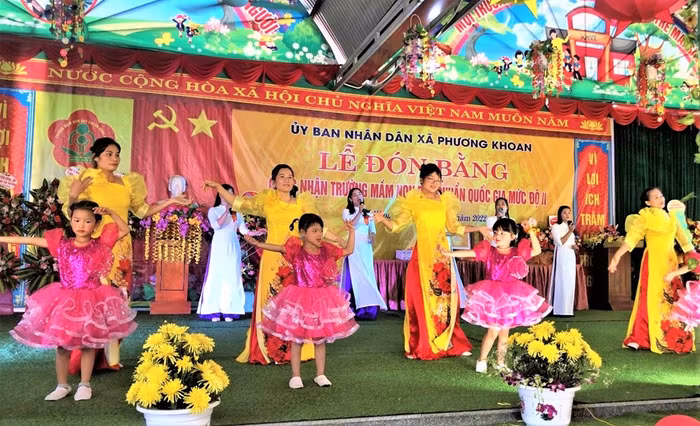 Niềm vui của cô trò trường Mầm non Phương Khoan, huyện Sông Lô trong ngày đón Bằng công nhận chuẩn quốc gia mức độ 2, tháng 7/2022. Ảnh: Sở GD&ĐT Vĩnh Phúc Niềm vui của cô trò trường Mầm non Phương Khoan, huyện Sông Lô trong ngày đón Bằng công nhận chuẩn quốc gia mức độ 2, tháng 7/2022. Ảnh: Sở GD&ĐT Vĩnh Phúc