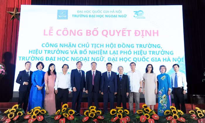 Các đại biểu chụp ảnh lưu niệm tại buổi lễ