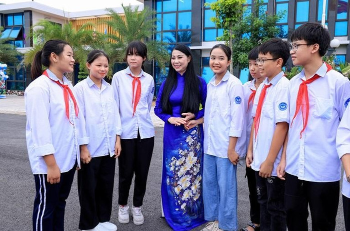 Bí thư Tỉnh ủy Vĩnh Phúc Hoàng Thị Thúy Lan dự ngày khai giảng tại trường trung học cơ sở Vĩnh Tường, năm học 2022-2023. Ảnh: Báo Vĩnh Phúc Bí thư Tỉnh ủy Vĩnh Phúc Hoàng Thị Thúy Lan dự ngày khai giảng tại trường trung học cơ sở Vĩnh Tường, năm học 2022-2023. Ảnh: Báo Vĩnh Phúc