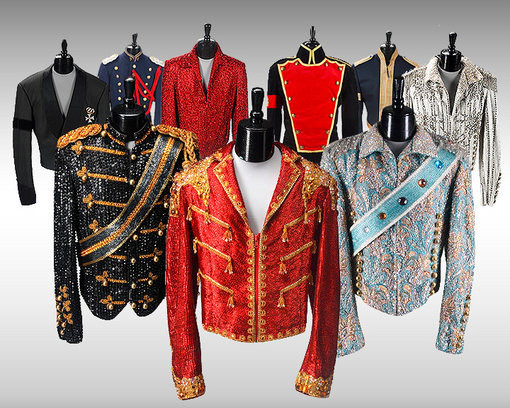 "Kho tàng" trang phục biểu diễn của Michael Jackson tràn ngập những chiếc jacket theo phong cách cách quân đội được thiết kế cầu kỳ. "Kho tàng" trang phục biểu diễn của Michael Jackson tràn ngập những chiếc jacket theo phong cách cách quân đội được thiết kế cầu kỳ.