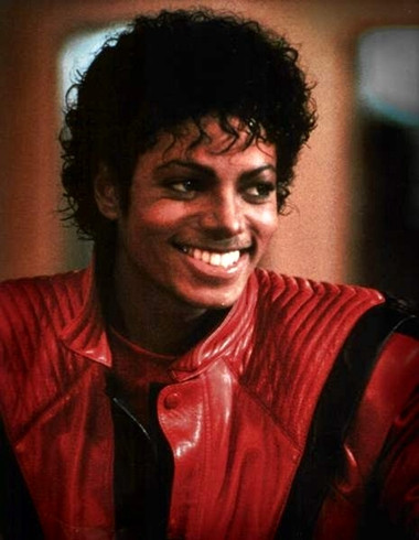 Chiếc áo Michael Jackson từng mặc trong video Thriller (xem video) là vật phẩm đắt giá nhất. Giá chốt là 1,8 triệu USD trong khi hy vọng của nhà đấu giá nằm ở mức 200.000 USD đến 400.000 USD. Một phần của số tiền 1,8 triệu USD đã được chuyển đến khu bảo tồn động vật hoang dã Shambala Preserve, nơi cưu mang hai con hổ Thriller và Sabu của Vua nhạc pop trong vòng 5 năm qua. Chiếc áo Michael Jackson từng mặc trong video Thriller (xem video) là vật phẩm đắt giá nhất. Giá chốt là 1,8 triệu USD trong khi hy vọng của nhà đấu giá nằm ở mức 200.000 USD đến 400.000 USD. Một phần của số tiền 1,8 triệu USD đã được chuyển đến khu bảo tồn động vật hoang dã Shambala Preserve, nơi cưu mang hai con hổ Thriller và Sabu của Vua nhạc pop trong vòng 5 năm qua.