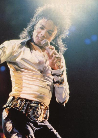 Có thể thấy từ thời mới nổi, Michael Jackson đã rất chú trọng quần áo biểu diễn của mình, chiếc thắt lưng to bản này được cố ca sỹ nổi tiếng rất yêu thích. Có thể thấy từ thời mới nổi, Michael Jackson đã rất chú trọng quần áo biểu diễn của mình, chiếc thắt lưng to bản này được cố ca sỹ nổi tiếng rất yêu thích.