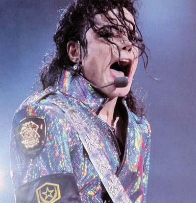 Kiểu trang phục theo phong cách "nhà binh" được Michael Jackson cực kỳ chuộng, nhưng chúng luôn được tô điểm thêm bằng màu sắc, phụ kiện để ông nổi bật trên sân khấu. Kiểu trang phục theo phong cách "nhà binh" được Michael Jackson cực kỳ chuộng, nhưng chúng luôn được tô điểm thêm bằng màu sắc, phụ kiện để ông nổi bật trên sân khấu.