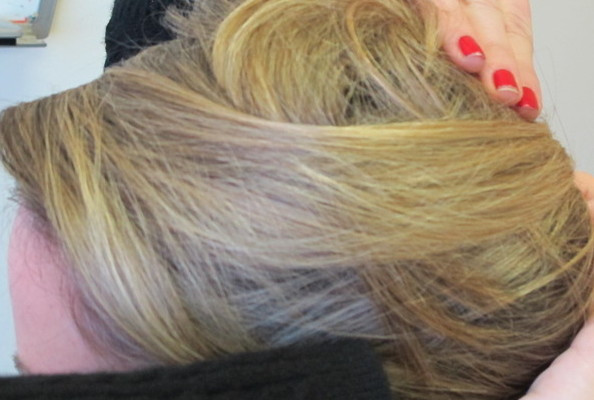 Bước 8: Tiếp tục hất phần tóc mái về phía sau và cặp lại bằng ghim.