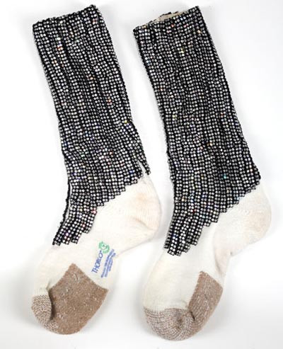 Đôi tất được phủ hạt thạch anh phần trên thân được Michael Jackson sử dụng trong chuyến lưu diễn Triumph 1981 cùng với nhóm The Jackson. Trị giá 600 - 800 USD. Đôi tất được phủ hạt thạch anh phần trên thân được Michael Jackson sử dụng trong chuyến lưu diễn Triumph 1981 cùng với nhóm The Jackson. Trị giá 600 - 800 USD.