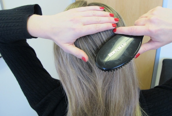 Bước 1: Dùng lược to bản chải xuông tóc.