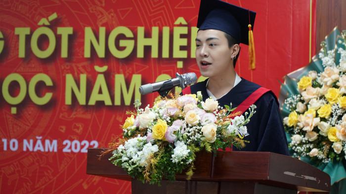 Tân cử nhân Phan Tiến Hoàng. Ảnh: Nguyễn Long