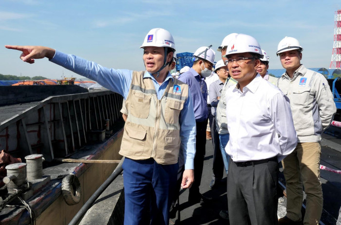 Chủ tịch Hội đồng thành viên Petrovietnam Hoàng Quốc Vượng cùng đoàn công tác kiểm tra tiến độ hạng mục cảng nhận than. Ảnh: pvn.vn Chủ tịch Hội đồng thành viên Petrovietnam Hoàng Quốc Vượng cùng đoàn công tác kiểm tra tiến độ hạng mục cảng nhận than. Ảnh: pvn.vn