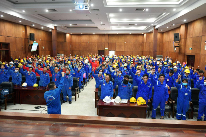 Tập thể lao động của Nhà thầu và Công ty cổ phần Lọc hóa dầu Bình Sơn thể hiện quyết tâm giữ an toàn trong quá trình làm việc. Ảnh: BSR Tập thể lao động của Nhà thầu và Công ty cổ phần Lọc hóa dầu Bình Sơn thể hiện quyết tâm giữ an toàn trong quá trình làm việc. Ảnh: BSR