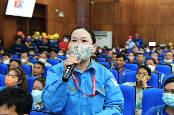 Nhân sự Nhà thầu tham gia trả lời các câu hỏi về an toàn. Ảnh: BSR Nhân sự Nhà thầu tham gia trả lời các câu hỏi về an toàn. Ảnh: BSR