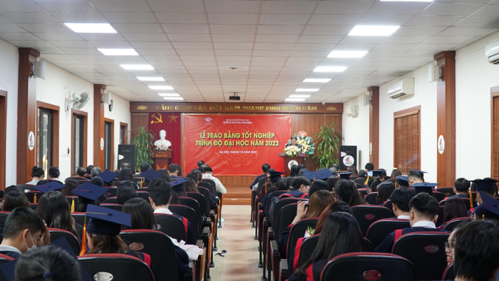 Ngày 26/10, trường Đại học Hòa Bình tổ chức lễ trao bằng tốt nghiệp trình độ đại học năm 2022. Ảnh: Nguyễn Long