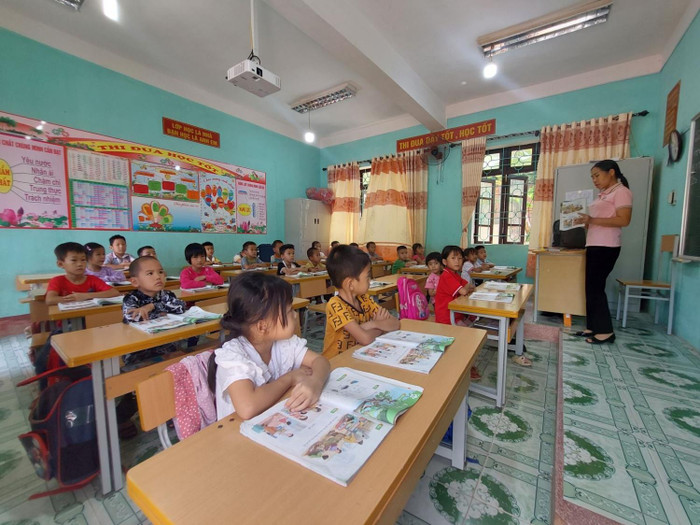 Các em học sinh chăm chú nghe cô giảng bài. Ảnh: PVN Các em học sinh chăm chú nghe cô giảng bài. Ảnh: PVN