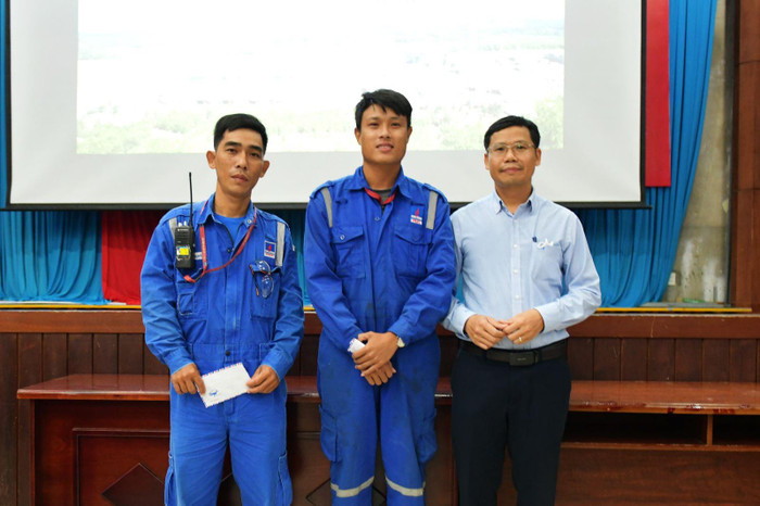 Đại diện Công ty cổ phần Lọc hóa dầu Bình Sơn biểu dương và trao quà cho nhân sự nhà thầu PMS đã có hành động dũng cảm cứu người. Ảnh: BSR Đại diện Công ty cổ phần Lọc hóa dầu Bình Sơn biểu dương và trao quà cho nhân sự nhà thầu PMS đã có hành động dũng cảm cứu người. Ảnh: BSR