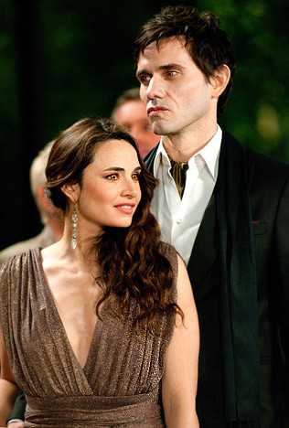 Hai nhân vật ma cà rồng Carmen (Mia Maestro) và Eleazar (Christian Camargo) Hai nhân vật ma cà rồng Carmen (Mia Maestro) và Eleazar (Christian Camargo)