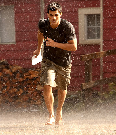 Người sói đau đớn vì thất tình chạy đi dưới màn mưa. Người sói đau đớn vì thất tình chạy đi dưới màn mưa.