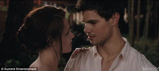 Bella nói lời tạm biệt với người sói Jacob Black. Bella nói lời tạm biệt với người sói Jacob Black.