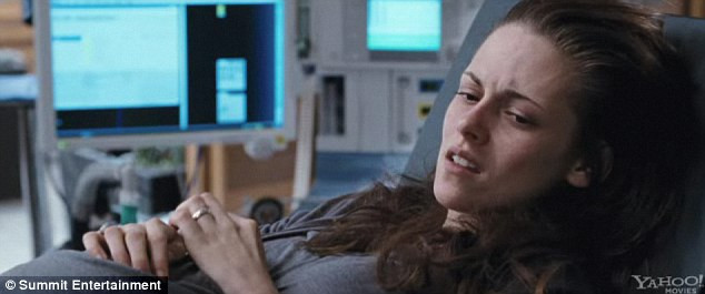 Trong phần 4, người sói và ma cà rồng vẫn "chạy đua" bảo vệ cô nàng mỏng manh Bella. Trong phần 4, người sói và ma cà rồng vẫn "chạy đua" bảo vệ cô nàng mỏng manh Bella.