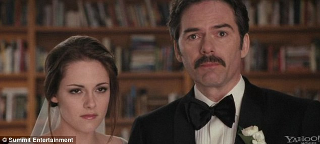 Cô dâu Bella xinh đẹp được bố Charlie dẫn vào thánh đường. Cô dâu Bella xinh đẹp được bố Charlie dẫn vào thánh đường.