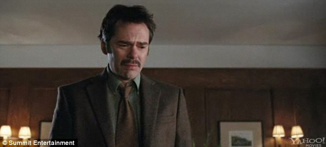 Bố Charlie đau đớn khi nhận tin Bella chết. Bố Charlie đau đớn khi nhận tin Bella chết.