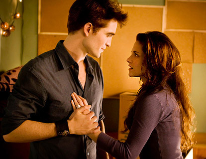 Fan sẽ được đã mắt với những màn tình cảm, lãng mạn của ông bà Cullens. Fan sẽ được đã mắt với những màn tình cảm, lãng mạn của ông bà Cullens.