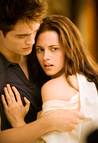 Phim giả tình thật của hai diễn chính trong phim Chạng vạng đã trở thành đề tài nóng hổi. Phim giả tình thật của hai diễn chính trong phim Chạng vạng đã trở thành đề tài nóng hổi.