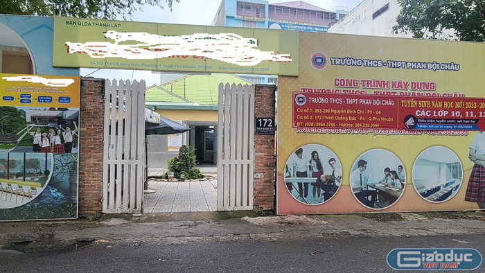 Băng rôn tuyển sinh trước địa chỉ 172 Thích Quảng Đức của Trường Phan Bội Châu (ảnh: V.D)