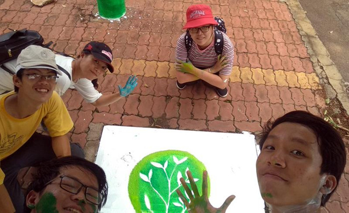 Học sinh Lê Quang Trí (ngoài cùng bên phải) trong một hoạt động hưởng ứng bảo vệ môi trường tại Thị xã Long Khánh. (Ảnh: Q.T) Học sinh Lê Quang Trí (ngoài cùng bên phải) trong một hoạt động hưởng ứng bảo vệ môi trường tại Thị xã Long Khánh. (Ảnh: Q.T)