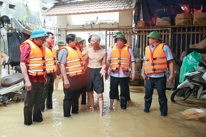 Thủ tướng vào thăm, động viên người dân xã Vân Hà bị nước lũ chia cắt. Ảnh: VGP/Nhật Bắc img9196-17259439098191422820509.jpg