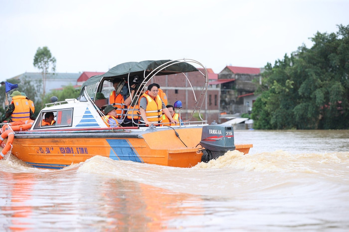 Thủ tướng Phạm Minh Chính thị sát, kiểm tra công tác ứng phó thiên tai tại xã Vân Hà, thị xã Việt Yên, tỉnh Bắc Giang đang bị cô lập. Ảnh: VGP/Nhật Bắc abac9121-1725939482880169033957.jpg