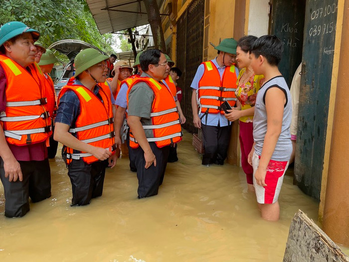 Thủ tướng Phạm Minh Chính trực tiếp vào khu dân cư thăm hỏi, động viên người dân tại xã Vân Hà, thị xã Việt Yên đang bị cô lập. Ảnh: VGP/Nhật Bắc img7730-1725940543054649852691.jpg