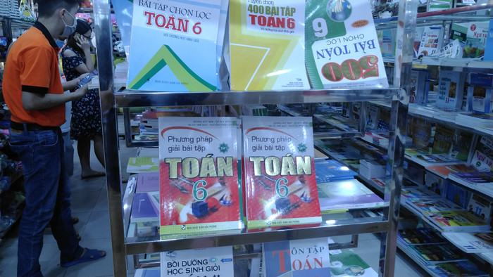 Tại nhà sách Tiến Thọ (đường Láng), sách lớp 6 chủ yếu là sách tham khảo, không còn sách giáo khoa. Ảnh: LC Tại nhà sách Tiến Thọ (đường Láng), sách lớp 6 chủ yếu là sách tham khảo, không còn sách giáo khoa. Ảnh: LC