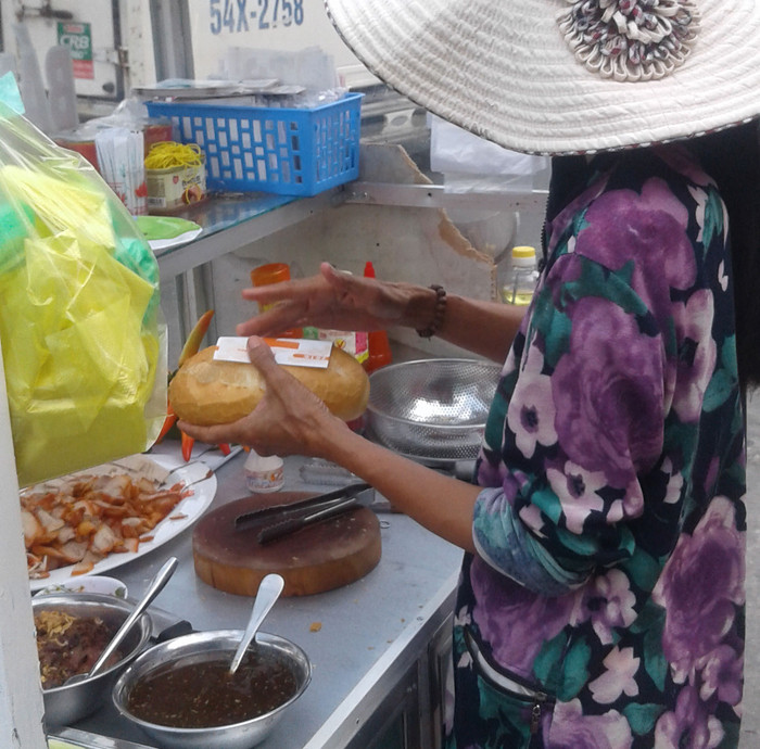 Dùng giấy lịch gói bánh mì cũng nguy hiểm vì loại giấy này đã qua sử dụng nên có thể có nhiều vi khuẩn.