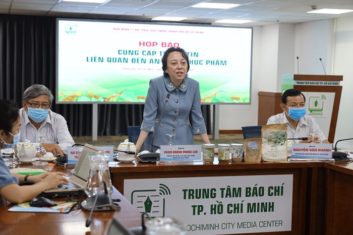 Trưởng Ban Quản lý An toàn Thực phẩm Thành phố Hồ Chí Minh - bà Phạm Khánh Phong Lan trong buổi họp báo ngày 1/9. Ảnh: Trung tâm báo chí Thành phố Hồ Chí Minh. Trưởng Ban Quản lý An toàn Thực phẩm Thành phố Hồ Chí Minh - bà Phạm Khánh Phong Lan trong buổi họp báo ngày 1/9. Ảnh: Trung tâm báo chí Thành phố Hồ Chí Minh.