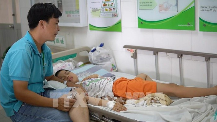 Học sinh Trường Tiểu học Bình Trưng Đông với các dấu hiệu nghi ngộ độc thực phẩm đang được theo dõi, điều trị tại Bệnh viện Quận 2. Ảnh: Đinh Hằng - TTXVN Học sinh Trường Tiểu học Bình Trưng Đông với các dấu hiệu nghi ngộ độc thực phẩm đang được theo dõi, điều trị tại Bệnh viện Quận 2. Ảnh: Đinh Hằng - TTXVN